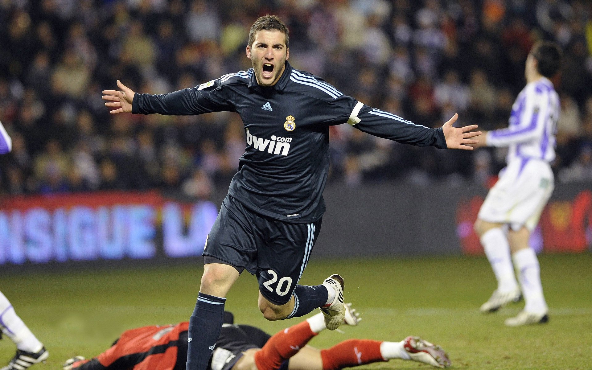 德甲攻守转换：节奏快，精彩无限！，新赛季德甲用球